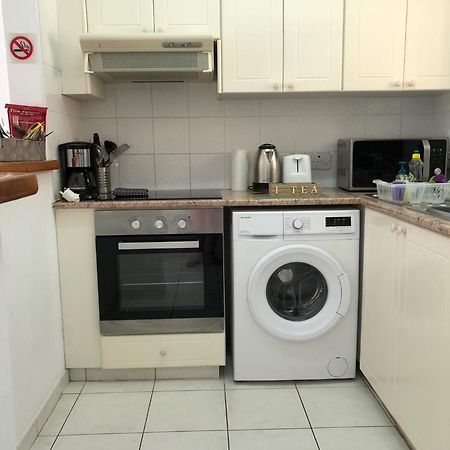 Stylish 1 bedroom apartment in Limnaria Gardens Paphos Exteriör bild