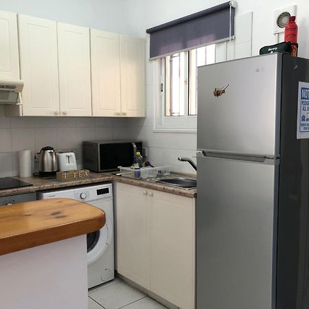 Stylish 1 bedroom apartment in Limnaria Gardens Paphos Exteriör bild