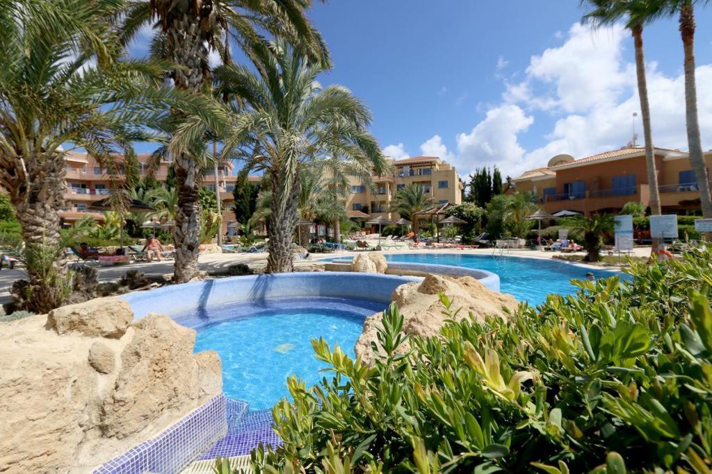 Stylish 1 bedroom apartment in Limnaria Gardens Paphos Rum bild