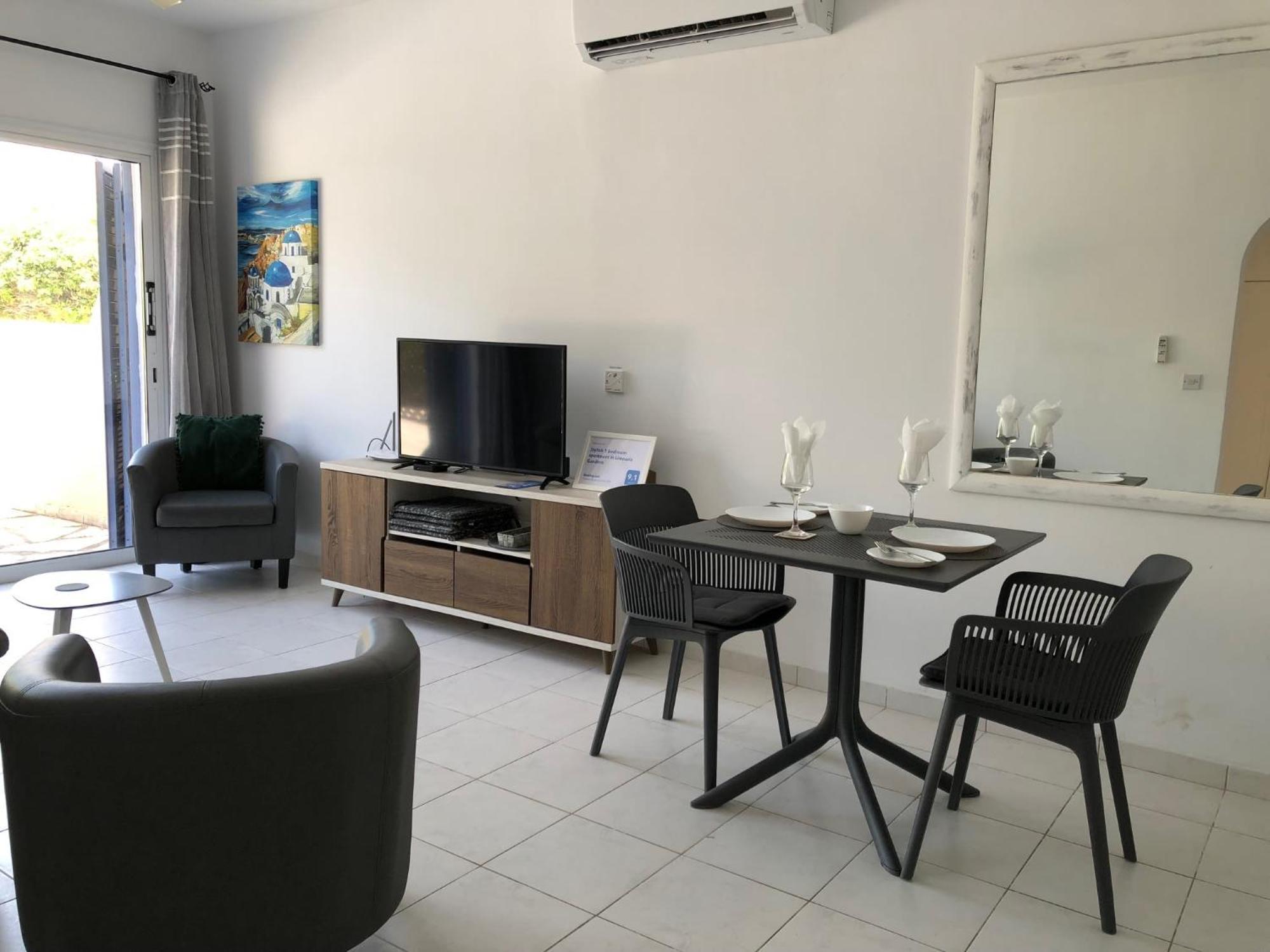 Stylish 1 bedroom apartment in Limnaria Gardens Paphos Exteriör bild