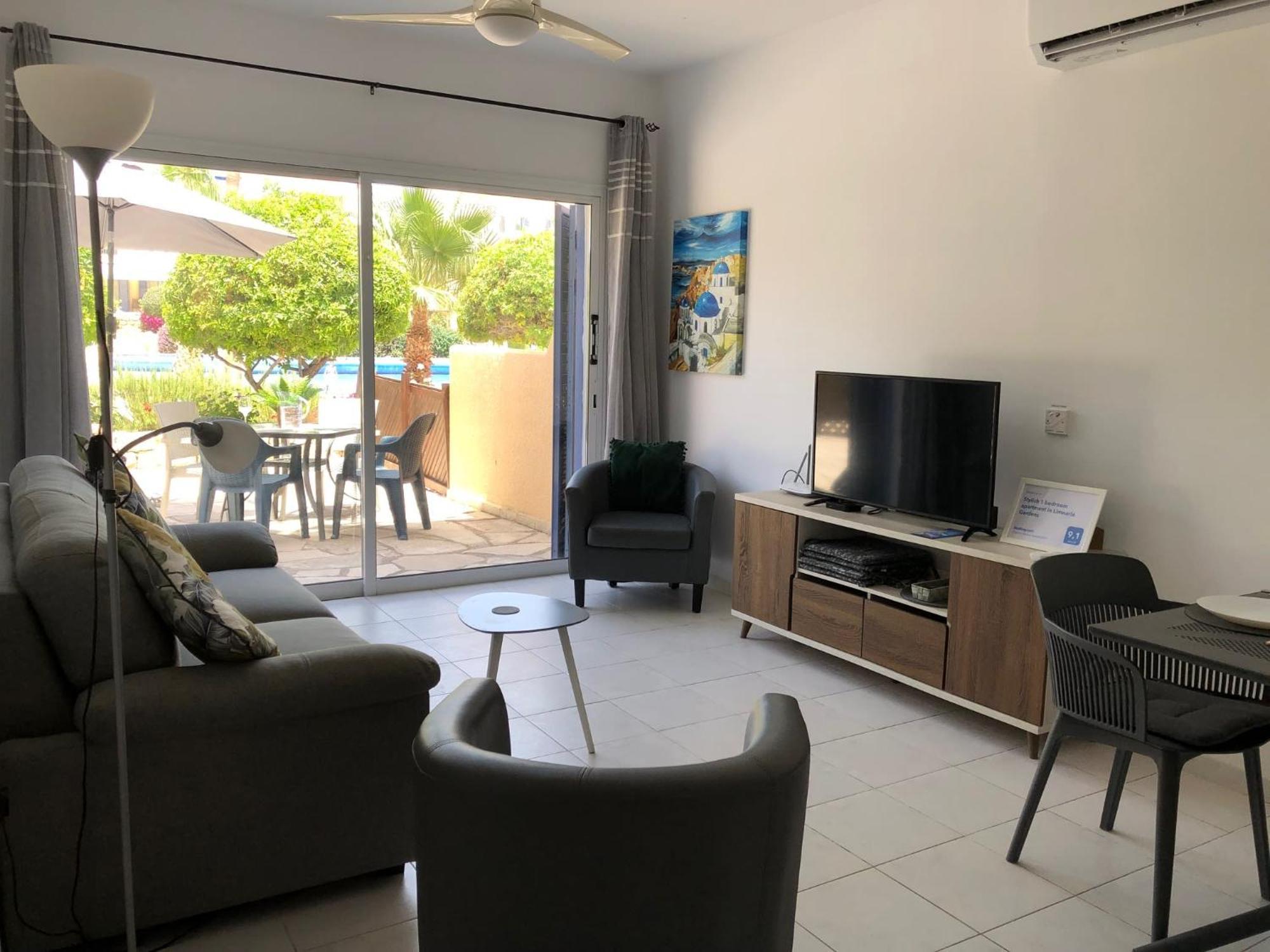Stylish 1 bedroom apartment in Limnaria Gardens Paphos Exteriör bild