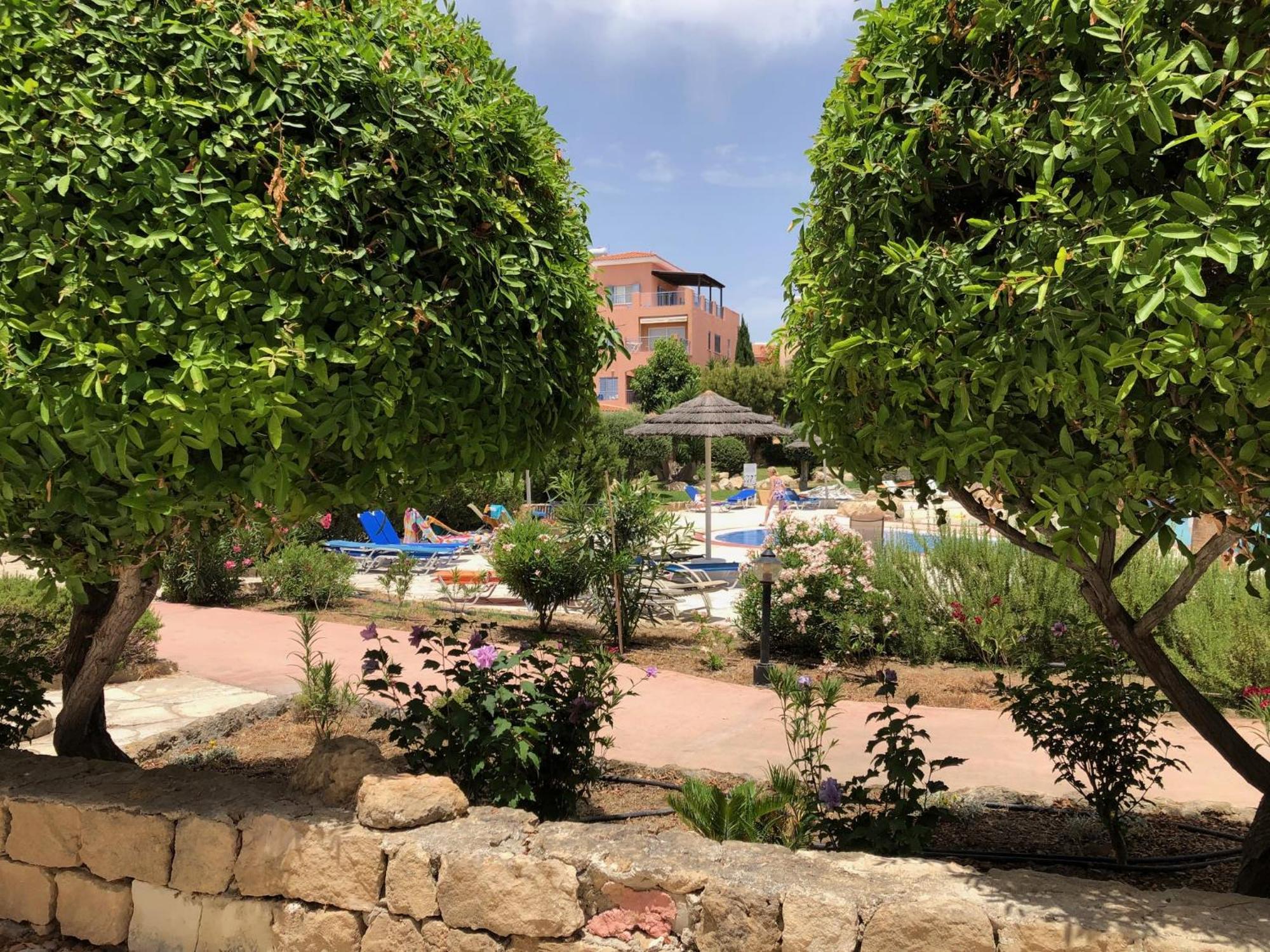 Stylish 1 bedroom apartment in Limnaria Gardens Paphos Exteriör bild