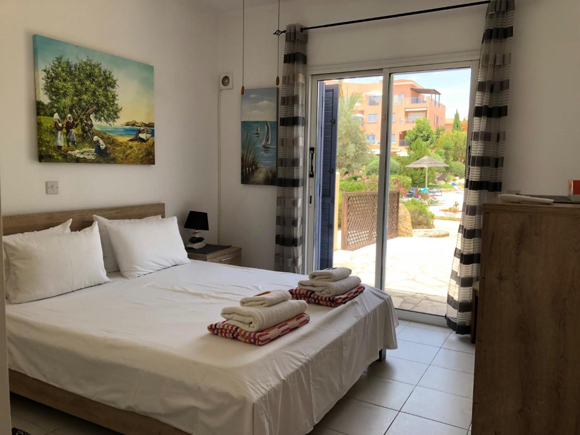 Stylish 1 bedroom apartment in Limnaria Gardens Paphos Exteriör bild
