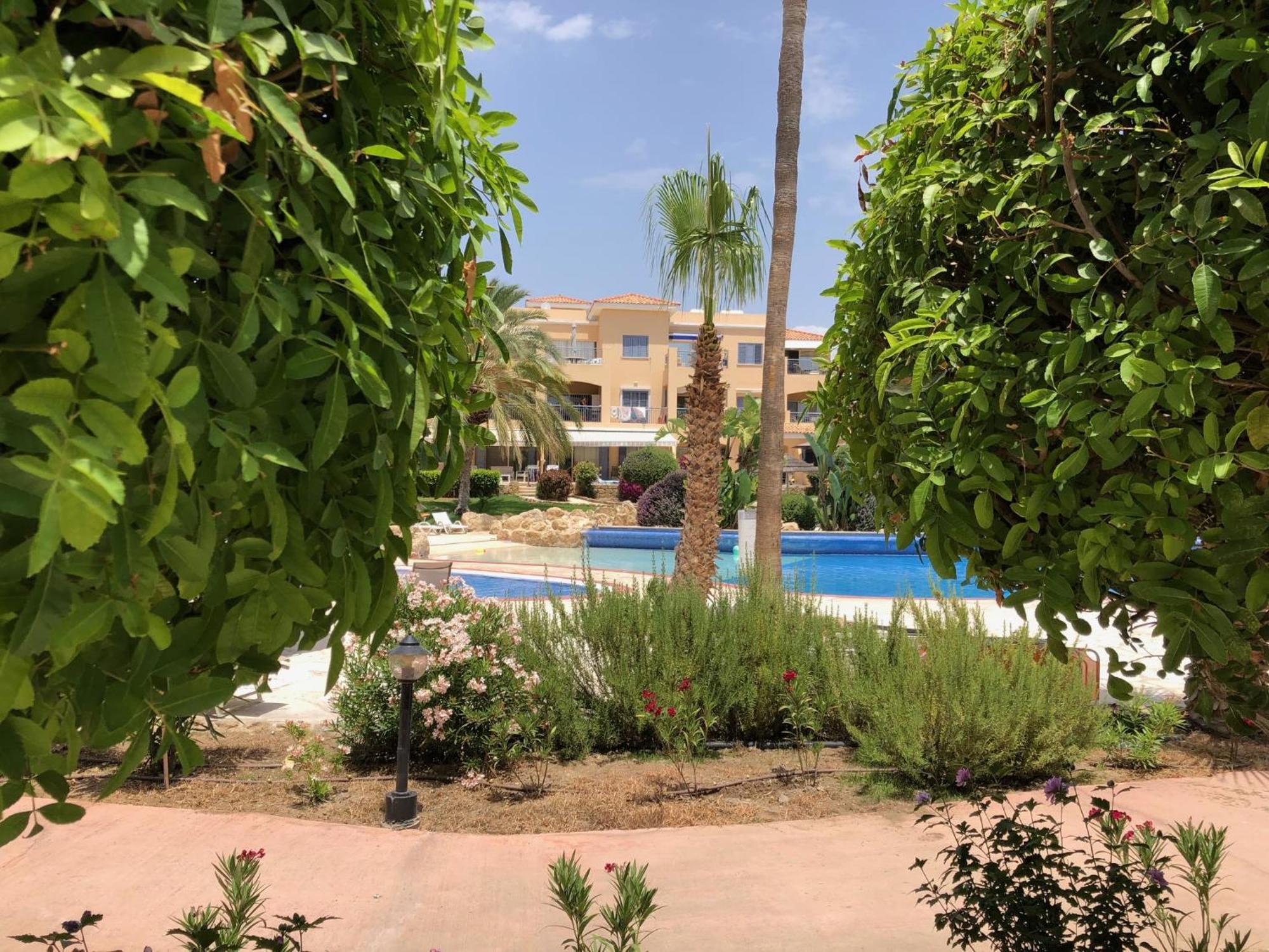 Stylish 1 bedroom apartment in Limnaria Gardens Paphos Exteriör bild