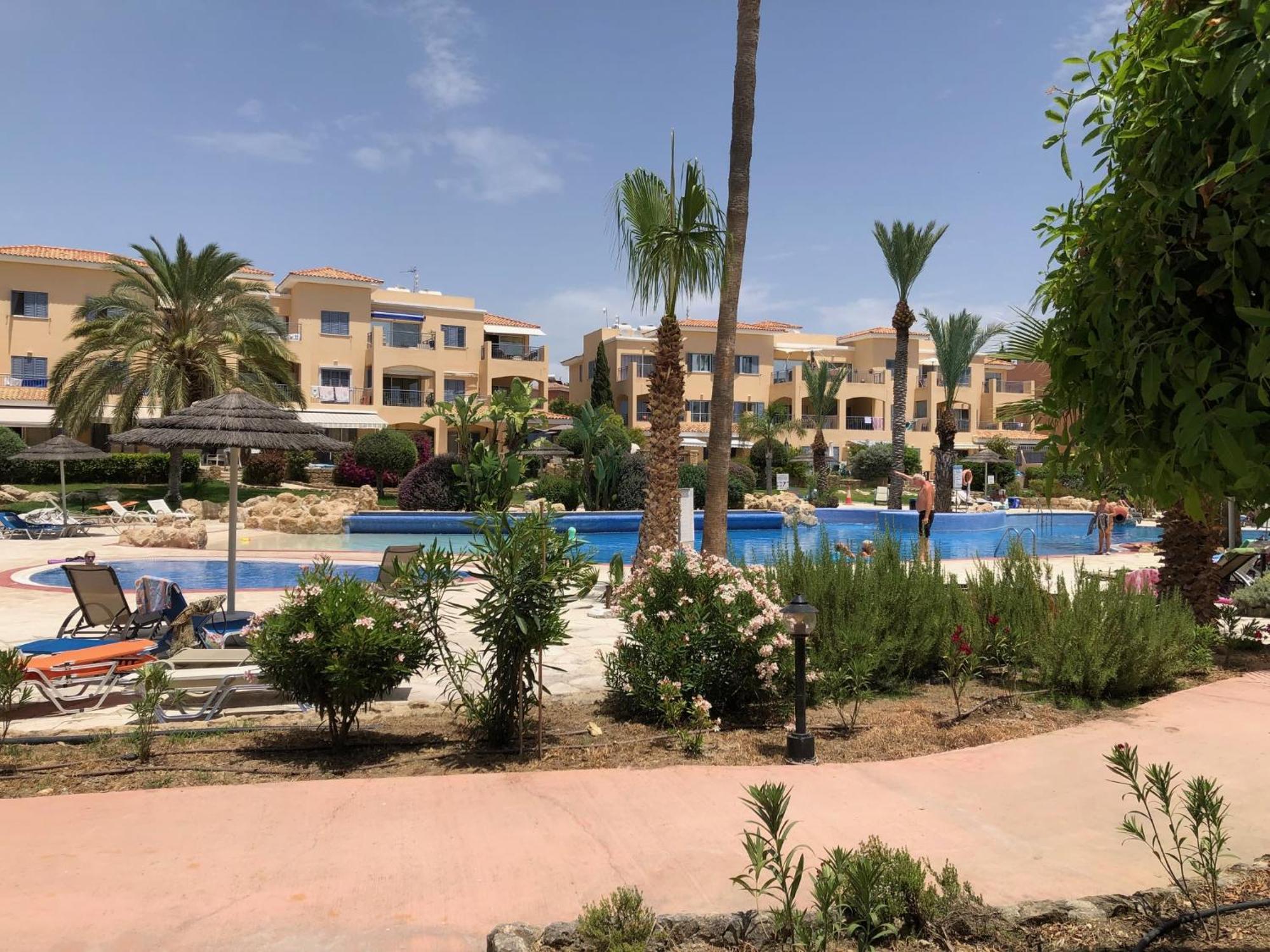 Stylish 1 bedroom apartment in Limnaria Gardens Paphos Exteriör bild