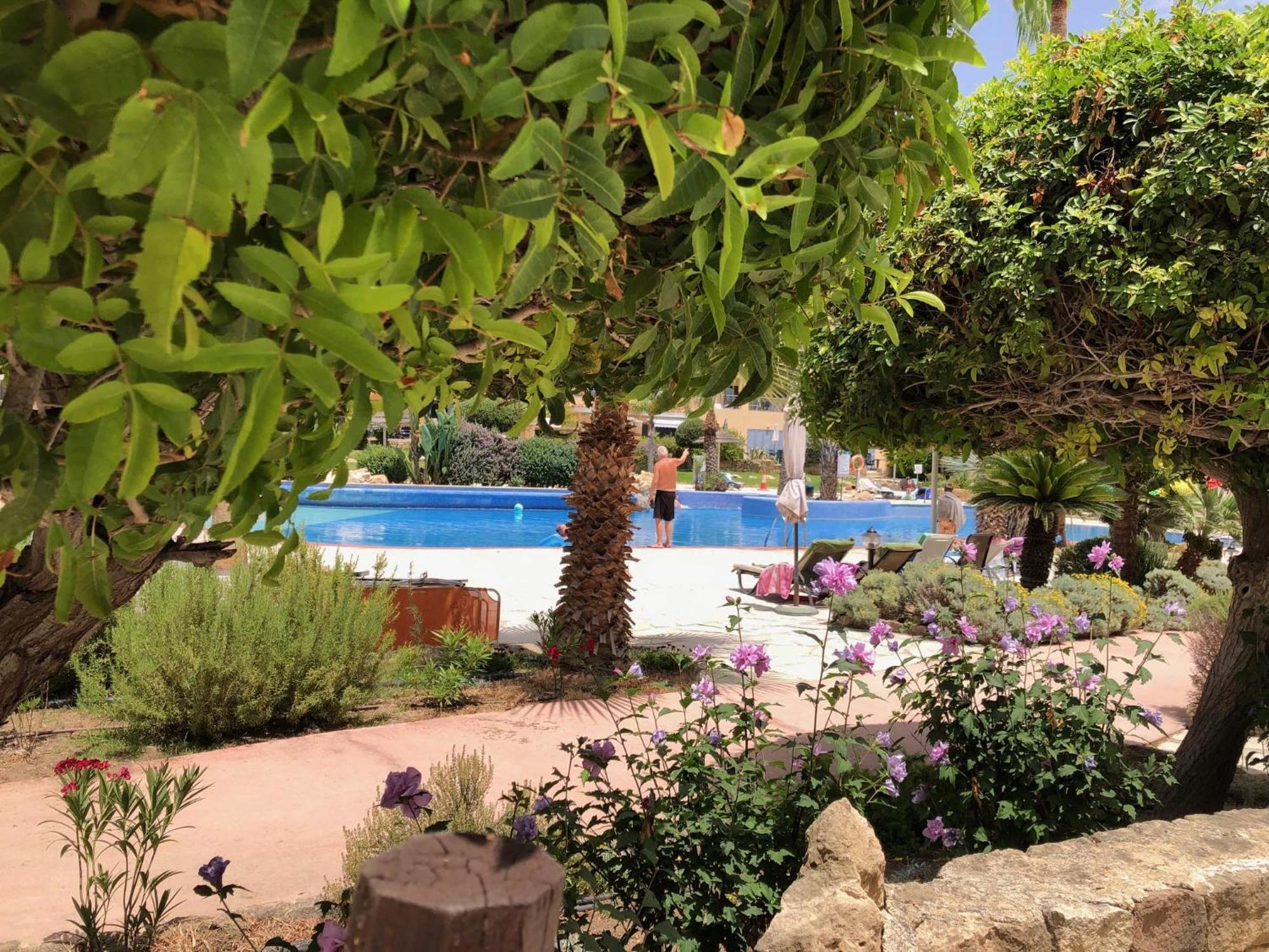 Stylish 1 bedroom apartment in Limnaria Gardens Paphos Exteriör bild
